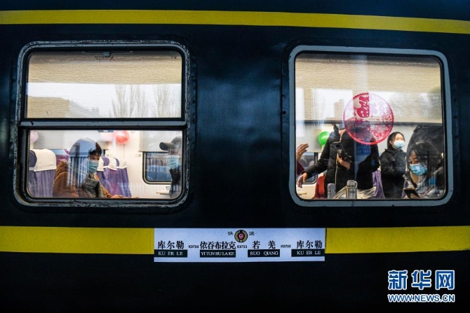 12月9日,在新疆库尔勒站,旅客刚刚登上K9756次客运列车。 12月9日,在新疆库尔勒站,旅客刚刚登上K9756次客运列车。