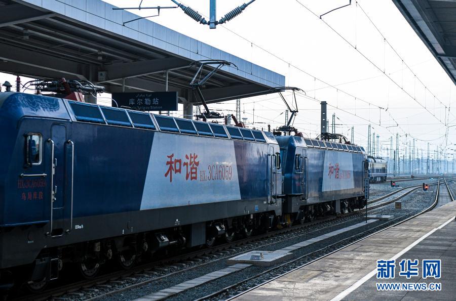 12月9日，在新疆库尔勒站，32812次货运列车准备发车。