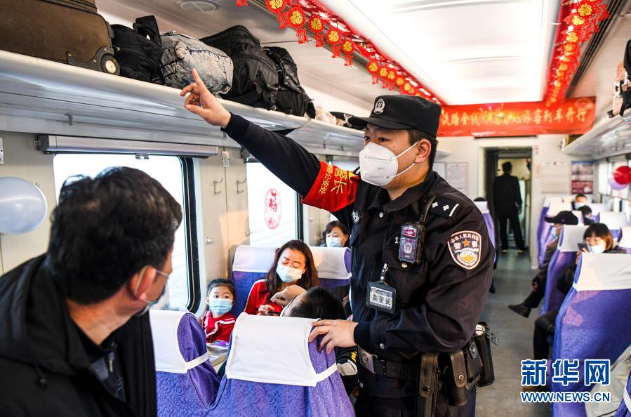 12月9日，在K9756次客运列车上，库尔勒铁路公安处乘警支队乘警长周春阳在进行安全检查。