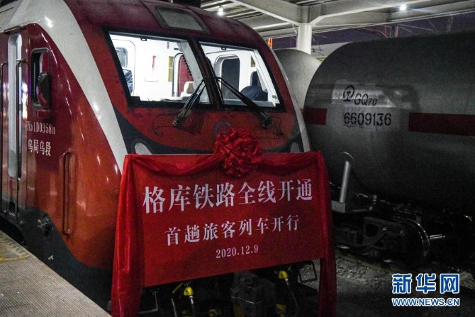 12月9日,在新疆库尔勒站,K9756次客运列车准备发车。 12月9日,在新疆库尔勒站,K9756次客运列车准备发车。