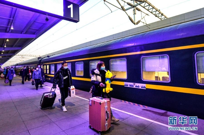 12月9日,在新疆库尔勒站,旅客准备登上K9756次客运列车。 12月9日,在新疆库尔勒站,旅客准备登上K9756次客运列车。