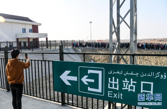 12月9日,在位于新疆尉犁县境内的库尔木依站,当地居民自发地来到车站外围观列车。 12月9日,在位于新疆尉犁县境内的库尔木依站,当地居民自发地来到车站外围观列车。