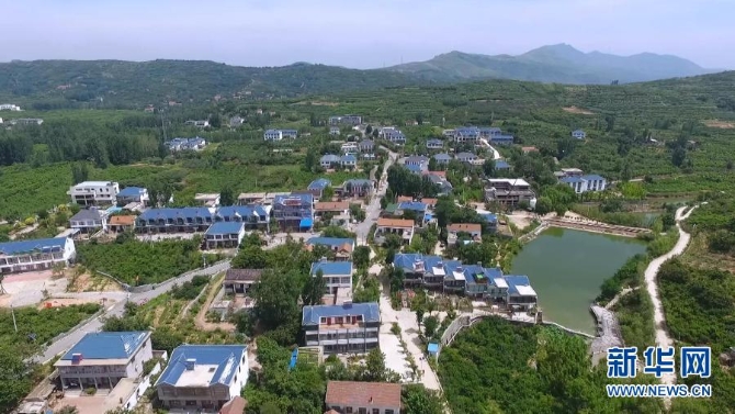 山东蒙阴县桃墟镇百泉峪村一景(7月6日摄,无人机照片)。新华社发(赵振东 摄) 山东蒙阴县桃墟镇百泉峪村一景(7月6日摄,无人机照片)。新华社发(赵振东 摄)