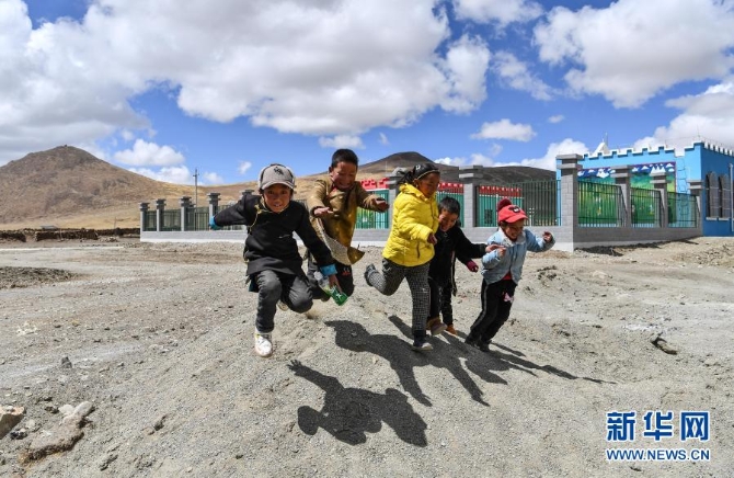 普玛江塘乡小朋友在新建成的幼儿园前玩耍(4月16日摄)。 普玛江塘乡小朋友在新建成的幼儿园前玩耍(4月16日摄)。