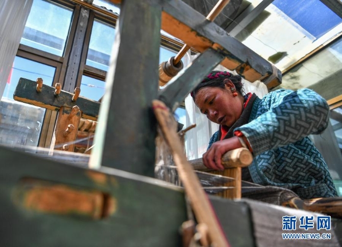 普玛江塘乡村民在编织氆氇(4月16日摄)。 普玛江塘乡村民在编织氆氇(4月16日摄)。