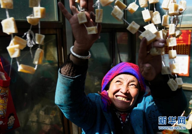 普玛江塘乡妇女在晾晒奶渣(4月16日摄)。 普玛江塘乡妇女在晾晒奶渣(4月16日摄)。