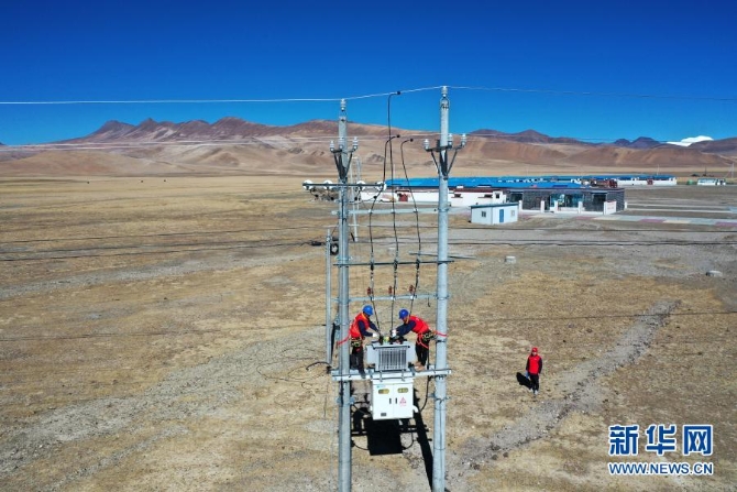 国家电网浪卡子县供电公司员工在普玛江塘乡境内进行线路巡视(11月5日摄,无人机照片)。 国家电网浪卡子县供电公司员工在普玛江塘乡境内进行线路巡视(11月5日摄,无人机照片)。