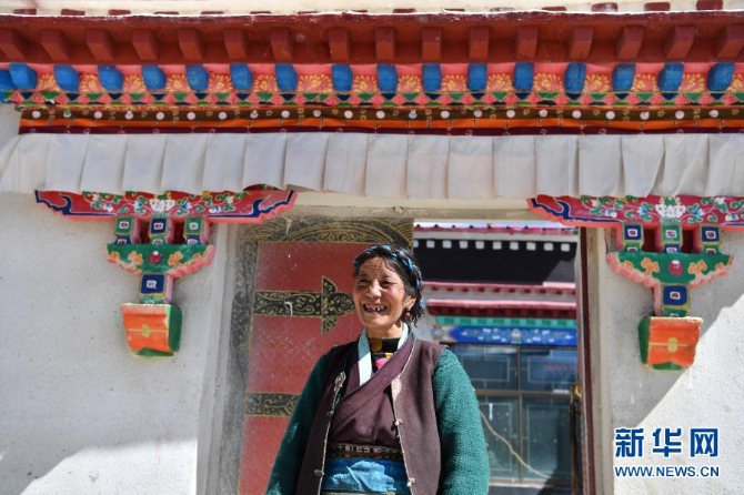 普玛江塘乡妇女站在新建成的边境小康村“小康房”门前(4月16日摄)。 普玛江塘乡妇女站在新建成的边境小康村“小康房”门前(4月16日摄)。