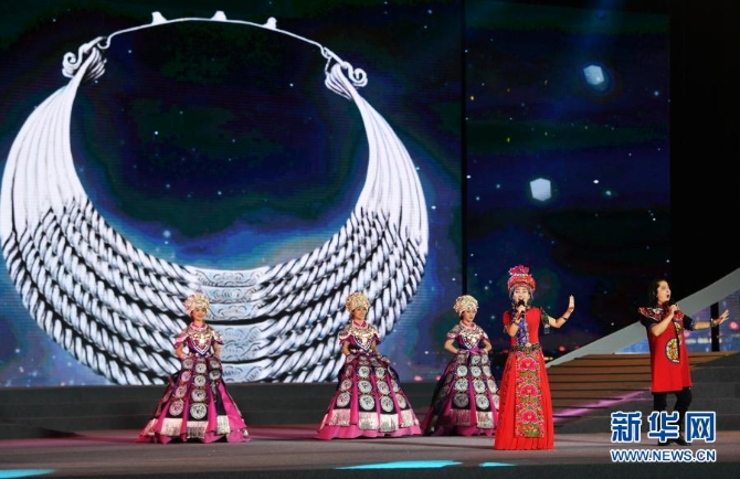 12月10日，演员在2020世界大河歌会上演唱《我在三峡遇见你》。