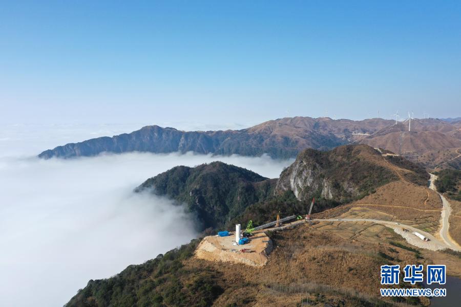 12月10日拍摄的广西龙胜各族自治县平等镇南山风电项目建设工地（无人机照片）。