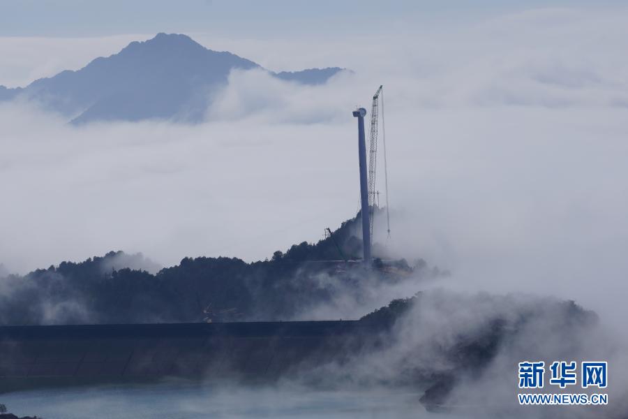 12月10日拍摄的广西龙胜各族自治县平等镇南山风电项目建设工地（无人机照片）。1