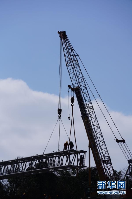 12月10日,在广西龙胜各族自治县平等镇南山风电项目建设工地,施工人员在吊装风力发电设备。 12月10日,在广西龙胜各族自治县平等镇南山风电项目建设工地,施工人员在吊装风力发电设备。