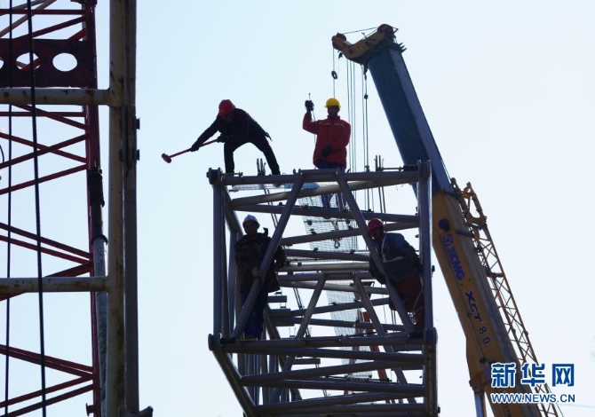 12月10日,在广西龙胜各族自治县平等镇南山风电项目建设工地,施工人员在吊装风力发电设备。 12月10日,在广西龙胜各族自治县平等镇南山风电项目建设工地,施工人员在吊装风力发电设备。