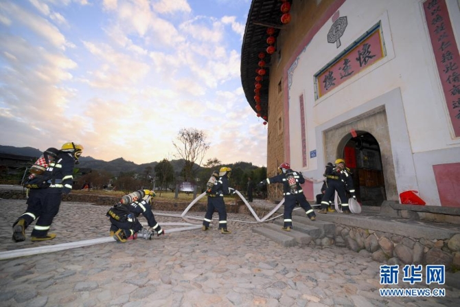 12月10日,福建省南靖县土楼消防救援站指战员在进行土楼消防演练。 12月10日,福建省南靖县土楼消防救援站指战员在进行土楼消防演练。