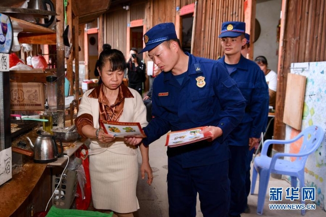 12月10日,福建省南靖县土楼消防救援站指战员在土楼怀远楼内巡查时向居民发放消防安全宣传单。 12月10日,福建省南靖县土楼消防救援站指战员在土楼怀远楼内巡查时向居民发放消防安全宣传单。