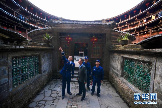 12月10日,在福建省南靖县土楼怀远楼内,消防指战员向土楼景区工作人员讲解防火注意事项。 12月10日,在福建省南靖县土楼怀远楼内,消防指战员向土楼景区工作人员讲解防火注意事项。