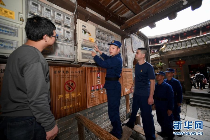 12月10日,福建省南靖县土楼消防救援站指战员对土楼用电安全进行巡查。 12月10日,福建省南靖县土楼消防救援站指战员对土楼用电安全进行巡查。