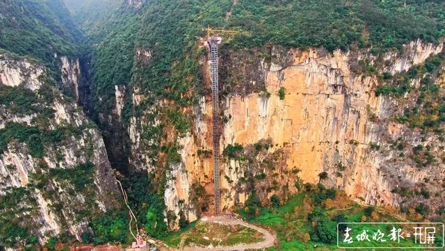 世界第一高户外露地观光电梯、玻璃吊桥来了 春城晚报-开屏新闻记者 蒋琼波 通讯员 徐蕊 摄影报道3.jpg