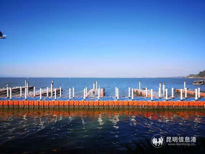 晴空下的滇池水天一色 晴空下的滇池水天一色