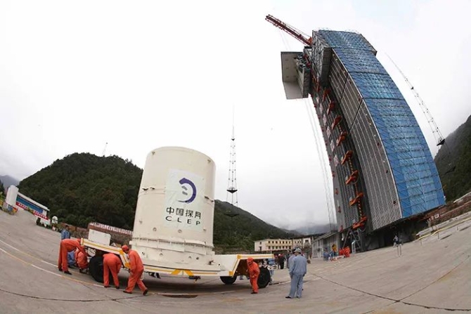 2007年10月11日,嫦娥一号卫星运抵三号发射塔 2007年10月11日,嫦娥一号卫星运抵三号发射塔