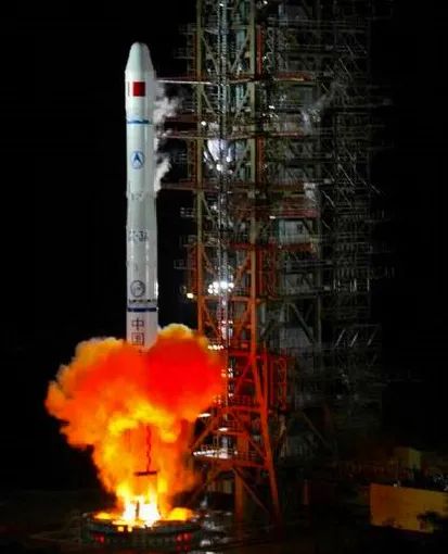 2000年10月31日,我国首颗北斗导航卫星在西昌卫星发射中心成功发射升空 2000年10月31日,我国首颗北斗导航卫星在西昌卫星发射中心成功发射升空