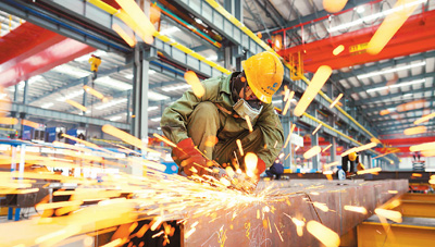 12月9日,位于浙江省湖州市南浔区和孚镇的大东吴集团绿色集成建筑制造基地内,工人在生产装配式绿色建筑构件。张 斌摄(人民视觉) 12月9日,位于浙江省湖州市南浔区和孚镇的大东吴集团绿色集成建筑制造基地内,工人在生产装配式绿色建筑构件。张 斌摄(人民视觉)