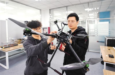 12月3日,天津凌智皓越航空科技有限公司工作人员检查无人机状态。赵子硕摄(新华社发) 12月3日,天津凌智皓越航空科技有限公司工作人员检查无人机状态。赵子硕摄(新华社发)