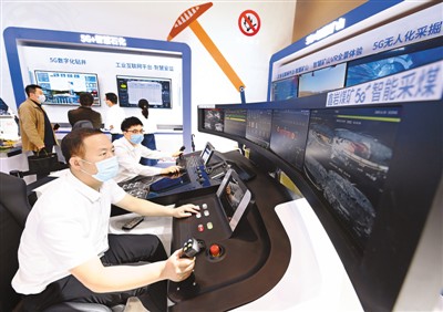 11月19日,2020中国5G+工业互联网大会在武汉光谷科技会展中心开展。各类通信与工业控制类专业名词、参数演示屏让人目不暇接。张璨龙摄(人民视觉) 11月19日,2020中国5G+工业互联网大会在武汉光谷科技会展中心开展。各类通信与工业控制类专业名词、参数演示屏让人目不暇接。张璨龙摄(人民视觉)