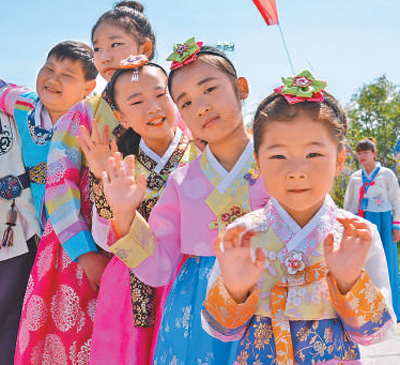 在明东村端午文化旅游节上，孩子们在体验民俗风情。
