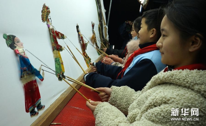 12月15日,在位于河南省许昌市建安区苏桥镇的河南省润知非物质文化遗产研学旅行基地,小学生在体验操作皮影。 12月15日,在位于河南省许昌市建安区苏桥镇的河南省润知非物质文化遗产研学旅行基地,小学生在体验操作皮影。