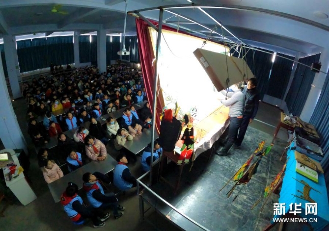 12月15日,在位于河南省许昌市建安区苏桥镇的河南省润知非物质文化遗产研学旅行基地,许昌陈氏皮影第四代传人陈志国和徒弟一起为学生演出皮影戏《武松打虎》。新华社发(牛书培 摄) 12月15日,在位于河南省许昌市建安区苏桥镇的河南省润知非物质文化遗产研学旅行基地,许昌陈氏皮影第四代传人陈志国和徒弟一起为学生演出皮影戏《武松打虎》。新华社发(牛书培 摄)