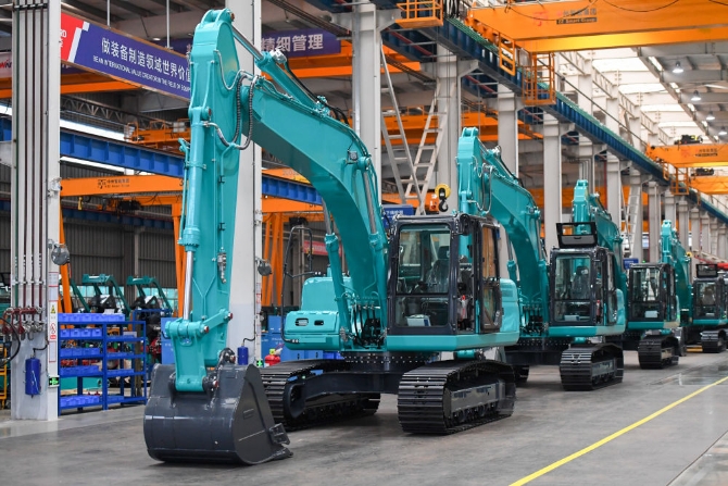 1608194124688731.jpg 图为位于湖南省长沙经开区的山河智能装备股份有限公司中型挖机装配车间。新华社.jpg