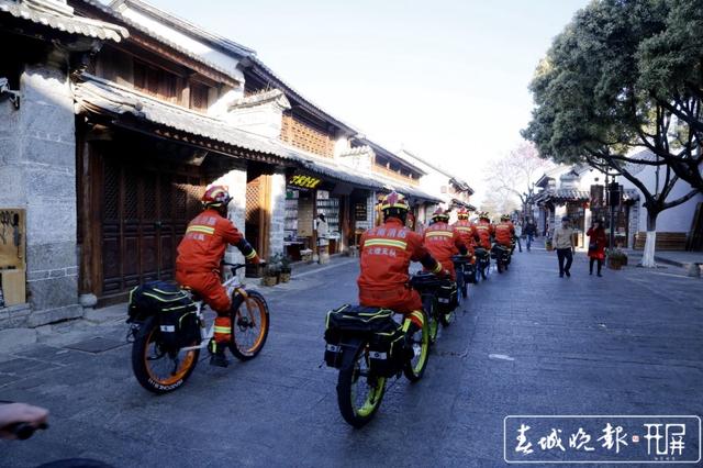 “火焰蓝”自行车消防巡查队在大理古城组建，古建筑安全更有保障啦！