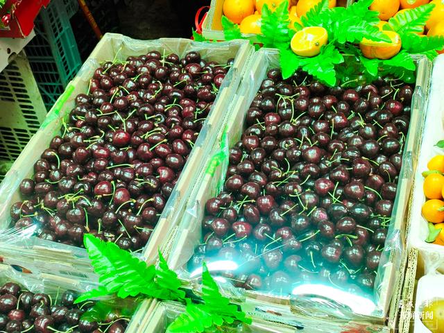 进口水果上市，消费者价高也尝鲜，本土水果靠低价走量（春城晚报-开屏新闻 记者 孙江荭 摄影报道）