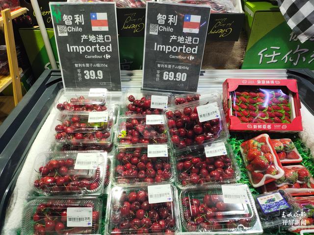 进口水果上市，消费者价高也尝鲜，本土水果靠低价走量（春城晚报-开屏新闻 记者 孙江荭 摄影报道）