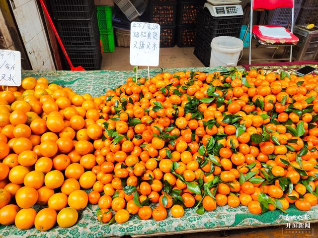 进口水果上市，消费者价高也尝鲜，本土水果靠低价走量（春城晚报-开屏新闻 记者 孙江荭 摄影报道）