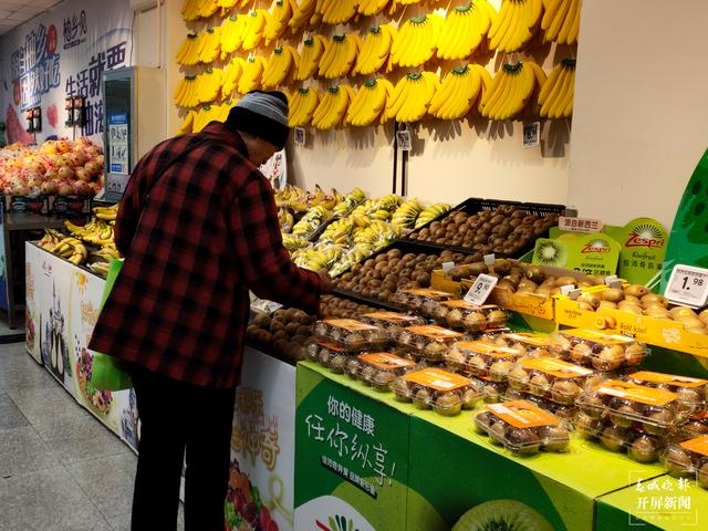 进口水果上市，消费者价高也尝鲜，本土水果靠低价走量（春城晚报-开屏新闻 记者 孙江荭 摄影报道）