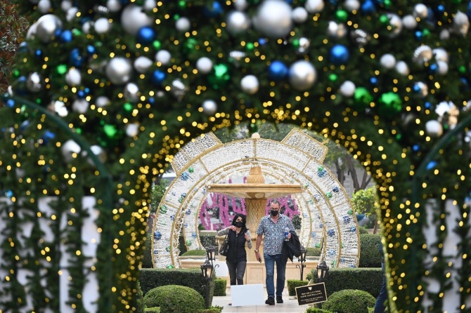 2020年11月23日，人们从美国洛杉矶贝弗利山的圣诞新年装饰前走过。（新华社法新）