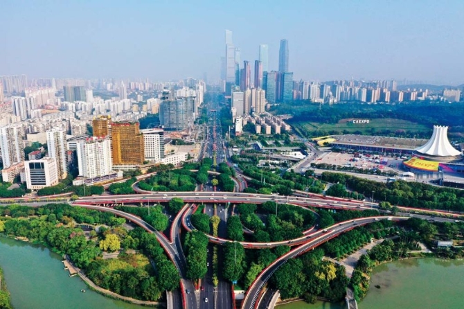 第 17 届中国—东盟博览会、中国—东盟商务与投资峰会于 11 月 27 日至 30 日在广西南宁市举行。图为南宁国际会展中心及周边建筑