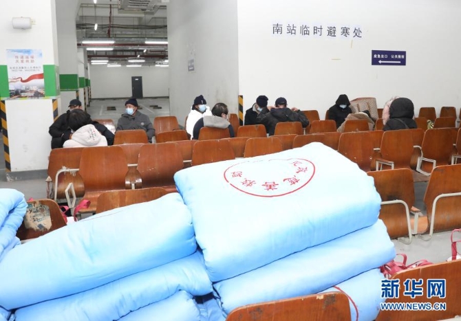 12月29日,被救助人员在上海南站临时避寒处休息。 12月29日,被救助人员在上海南站临时避寒处休息。