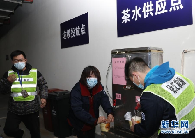 寒潮袭申城 救助暖人心 寒潮袭申城 救助暖人心