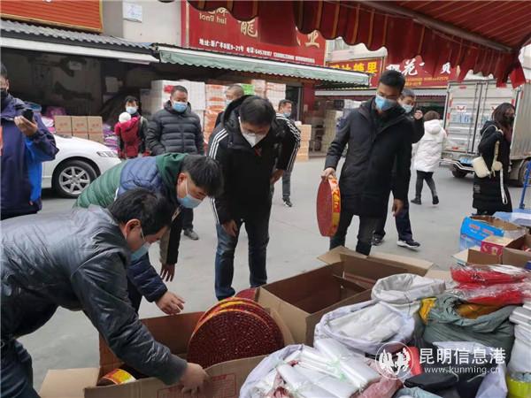 联合抽检小组对新广丰市场进行随机抽检。