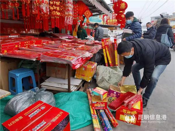 工作人员随机抽检现场。