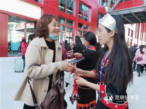 乘坐高铁体验者罗友艳