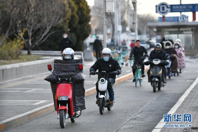 12月29日,行人骑车经过北京宣武门路口。当日,入冬最强寒潮来袭,多地迎来今冬最寒冷天气。新华社记者 李鑫 摄 12月29日,行人骑车经过北京宣武门路口。当日,入冬最强寒潮来袭,多地迎来今冬最寒冷天气。新华社记者 李鑫 摄
