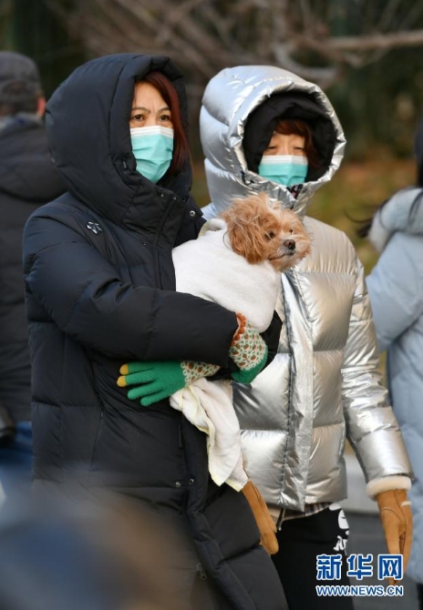 12月29日,行人抱着宠物从北京宣武门路口走过。当日,入冬最强寒潮来袭,多地迎来今冬最寒冷天气。新华社记者 李鑫 摄 12月29日,行人抱着宠物从北京宣武门路口走过。当日,入冬最强寒潮来袭,多地迎来今冬最寒冷天气。新华社记者 李鑫 摄