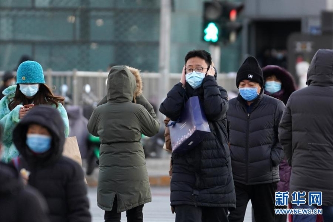 12月29日,一名行人捂着耳朵走过北京朝阳区青年路和朝阳北路路口。当日,入冬最强寒潮来袭,多地迎来今冬最寒冷天气。新华社记者鞠焕宗 摄1 12月29日,一名行人捂着耳朵走过北京朝阳区青年路和朝阳北路路口。当日,入冬最强寒潮来袭,多地迎来今冬最寒冷天气。新华社记者鞠焕宗 摄1