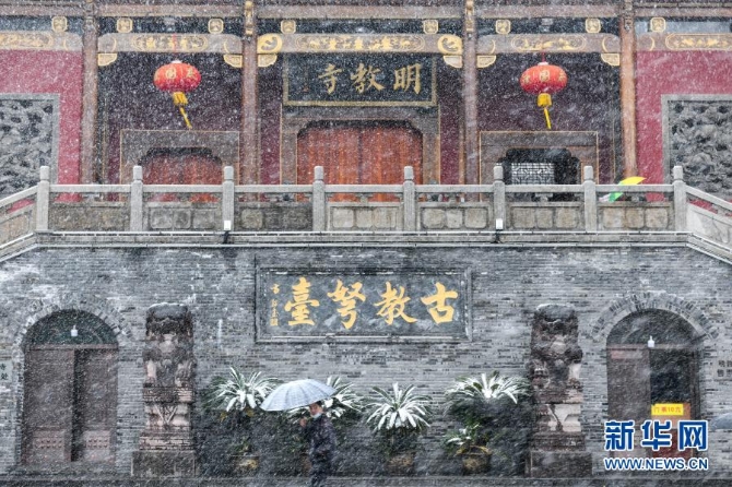 12月29日,在安徽省合肥市,行人冒雪走过明教寺。当日,入冬最强寒潮来袭,多地迎来今冬最寒冷天气。新华社记者 韩旭摄 12月29日,在安徽省合肥市,行人冒雪走过明教寺。当日,入冬最强寒潮来袭,多地迎来今冬最寒冷天气。新华社记者 韩旭摄