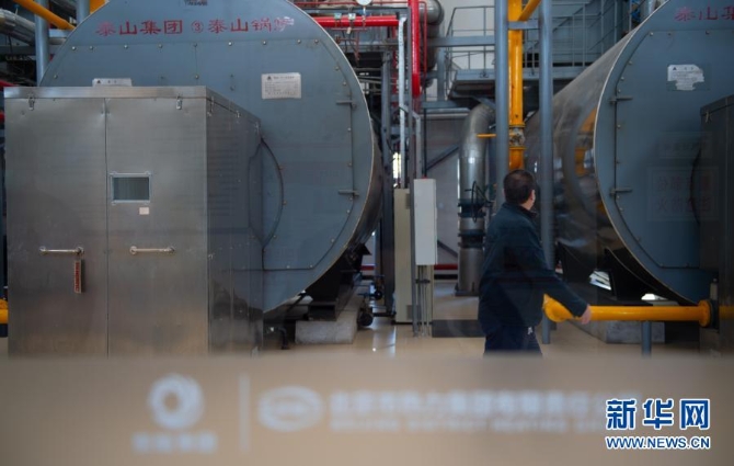 12月29日,北京热力集团朝阳第一分公司望京供热服务站工作人员在锅炉车间巡检。当日,入冬最强寒潮来袭,多地迎来今冬最寒冷天气。新华社记者陈钟昊 摄 12月29日,北京热力集团朝阳第一分公司望京供热服务站工作人员在锅炉车间巡检。当日,入冬最强寒潮来袭,多地迎来今冬最寒冷天气。新华社记者陈钟昊 摄