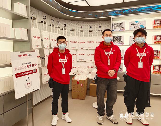 店内为消费者提供服务的工作人员 店内为消费者提供服务的工作人员